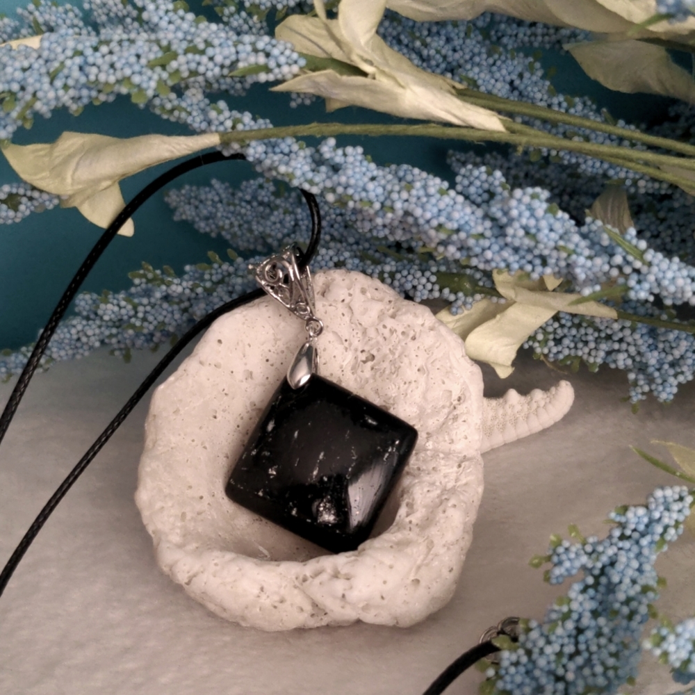 Black Diamond-shaped Faux Stone Necklace